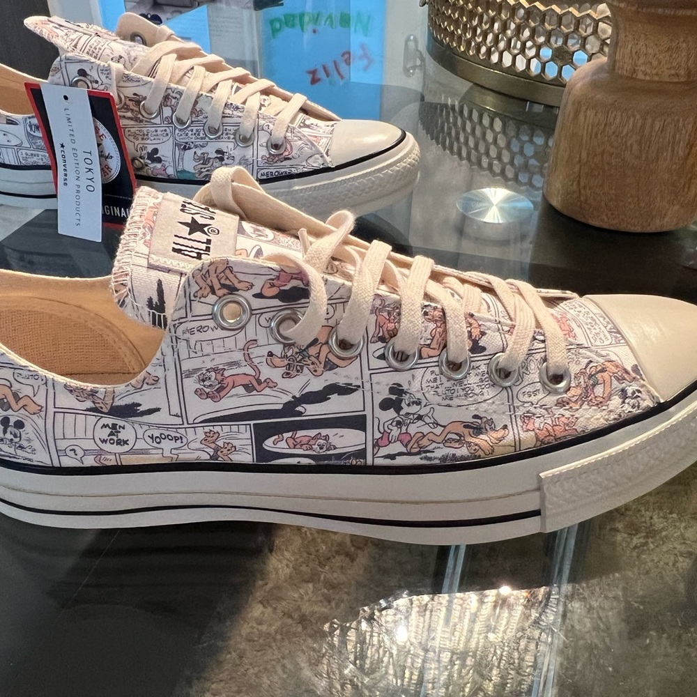 Converse Disney New w/tags never used us 8.5 men/10 women. EU42 Ltd. Made in Tok
